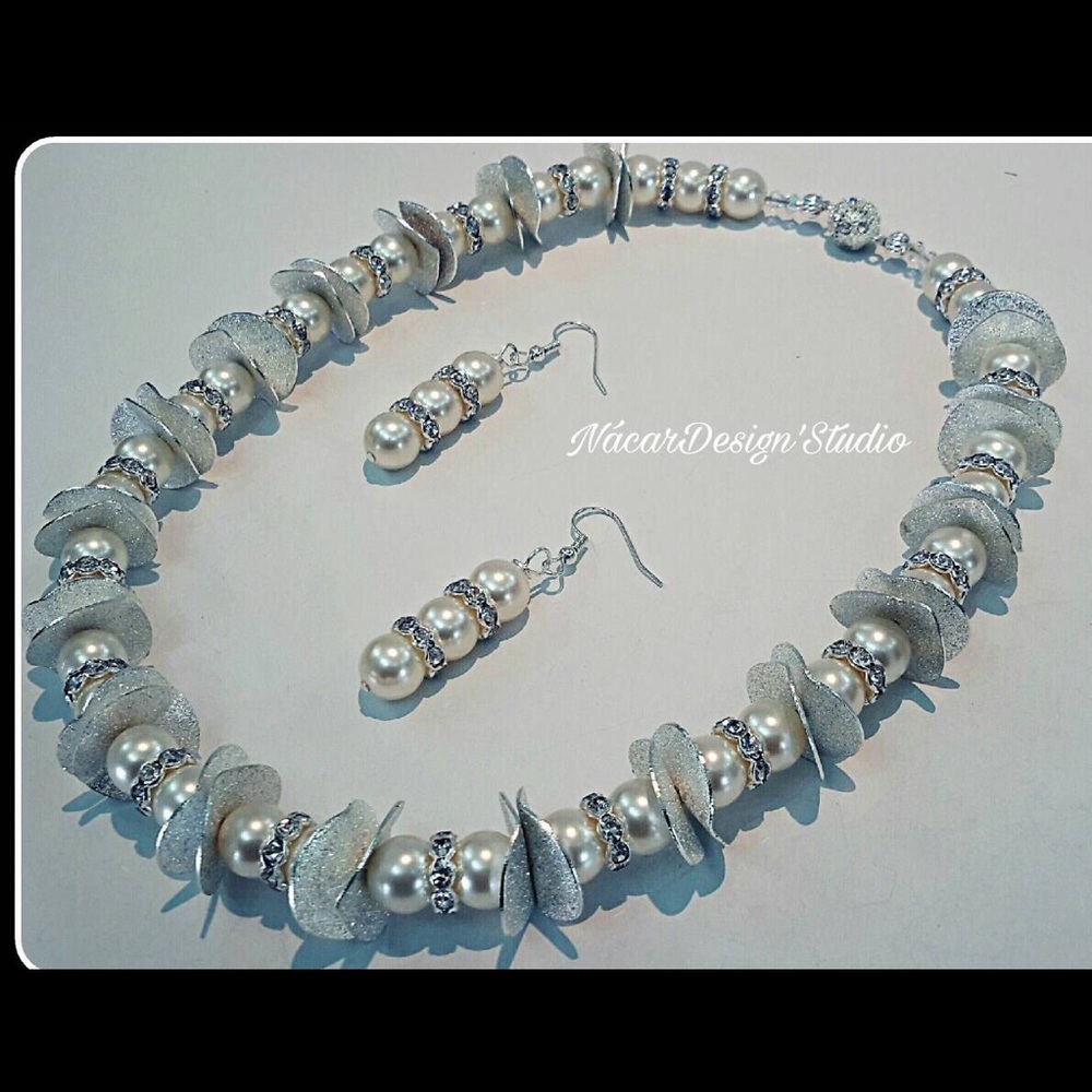 NWT Swarovski Crystal Pearl Necklace Set.